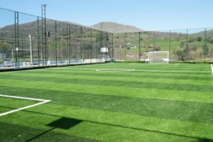 Balıkesir'de yenilenen halı saha ve gençlerin spor yaparkenki neşesi