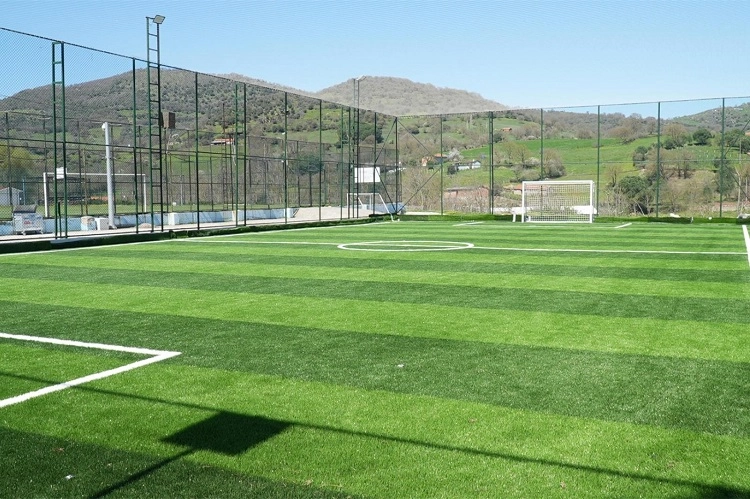 Balıkesir'de yenilenen halı saha ve gençlerin spor yaparkenki neşesi
