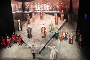 Kocaeli Şehir Tiyatroları'nın Mimar Sinan'ı anlatan 'Sinan' oyunu İstanbul'da sahnelendi.