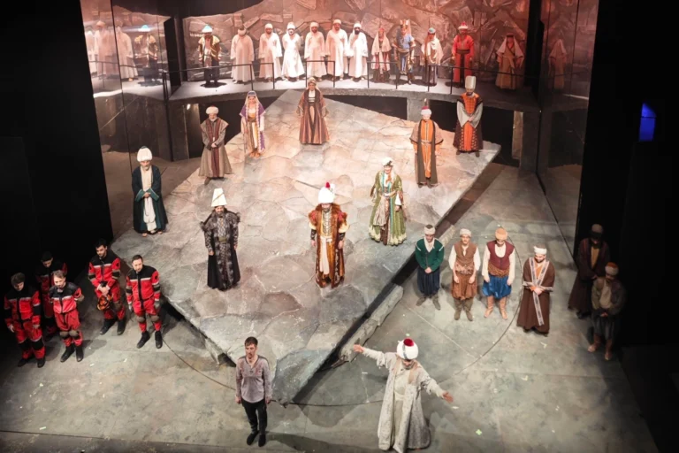 Kocaeli Şehir Tiyatroları'nın Mimar Sinan'ı anlatan 'Sinan' oyunu İstanbul'da sahnelendi.