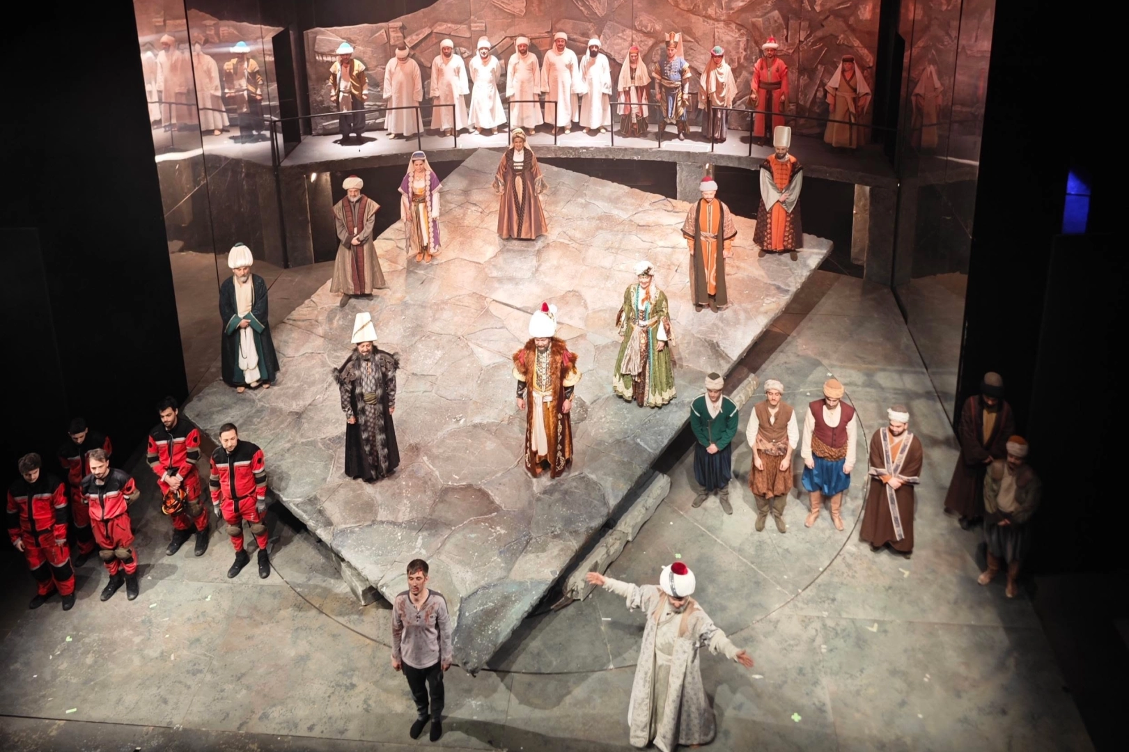 Kocaeli Şehir Tiyatroları'nın Mimar Sinan'ı anlatan 'Sinan' oyunu İstanbul'da sahnelendi.