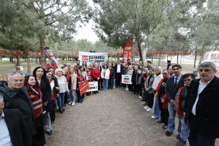Atatürkçü Düşünce Derneği üyeleri, Meslek Fabrikası önünde nöbet tutanlara destek veriyor.