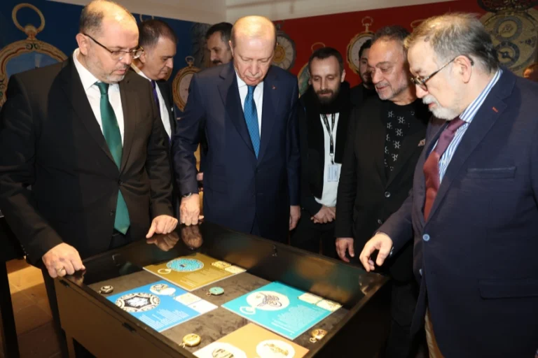 Cumhurbaşkanı Erdoğan, nadir cep saatlerinin yer aldığı koleksiyon sergisini ziyaret etti.