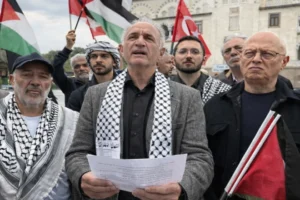 İzmir'de STK'lar Filistin'e destek için konvoy düzenledi, İsrail politikalarına tepki gösterdi.