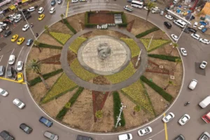 İzmir 9 Eylül Meydanı'nın binlerce bitkiyle yenilenen yeşil yüzü