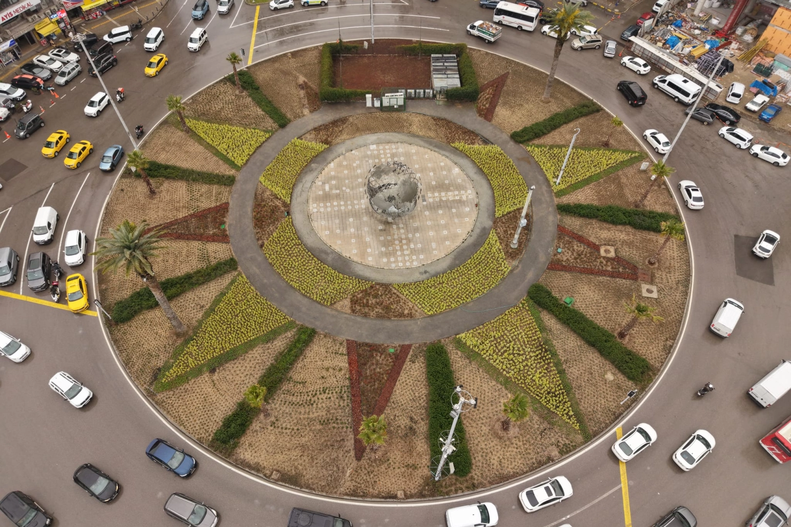 İzmir 9 Eylül Meydanı'nın binlerce bitkiyle yenilenen yeşil yüzü