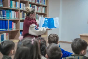 Keçiören'de minik öğrenciler kütüphane ziyareti sırasında kitaplara bakıyor