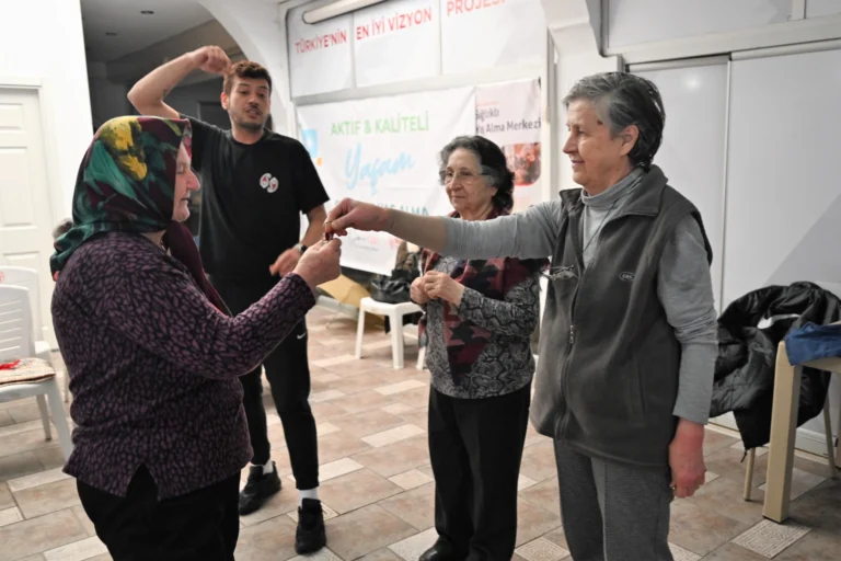 Bornova Belediyesi Sağlıklı Yaş Alma Programı kapsamında düzenlenen yaratıcı drama eğitimi