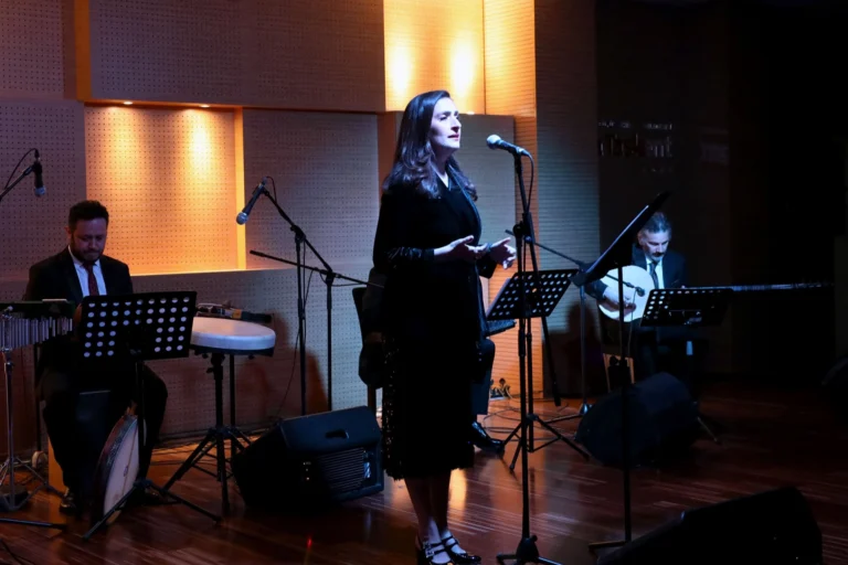 Yaprak Sayar, Sakarya'da düzenlenen kültür sanat etkinliğinde sahne aldı.