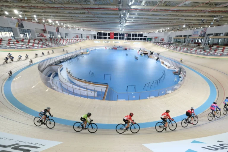 Konya'da düzenlenen 2026 Puanlı Pist Bisikleti Kupası'nda sporcular mücadele ediyor.