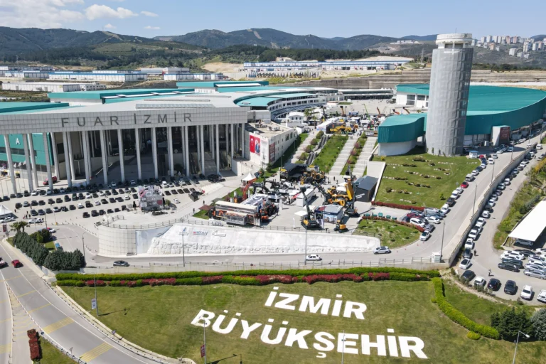 İzmir'de düzenlenen Marble Talks etkinliğinde doğal taş sektörü temsilcileri bir araya geldi.