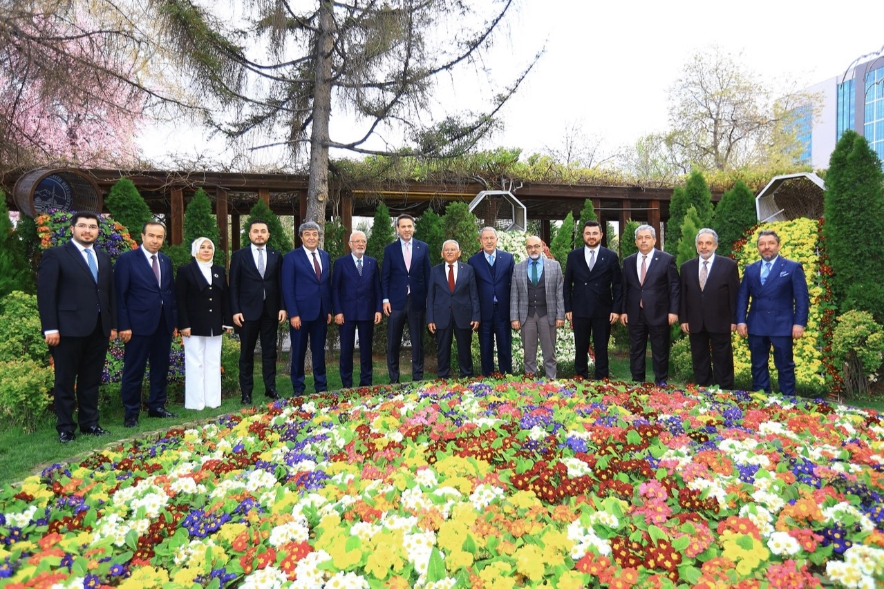 Enerji ve Tabii Kaynaklar Bakanı Alparslan Bayraktar, Kayseri Büyükşehir Belediye Başkanı Dr. Memduh Büyükkılıç'ı ziyaret etti.