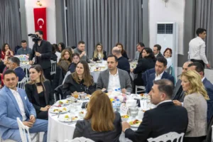 Bornova'da düzenlenen Tekstil Mühendisleri Odası Genel Kurulu'nda katılımcılar ve belediye başkanları bir araya geldi.