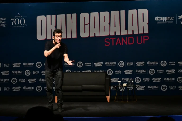 Okan Çabalar'ın Yıldırım Belediyesi sahnesindeki komedi gösterisi