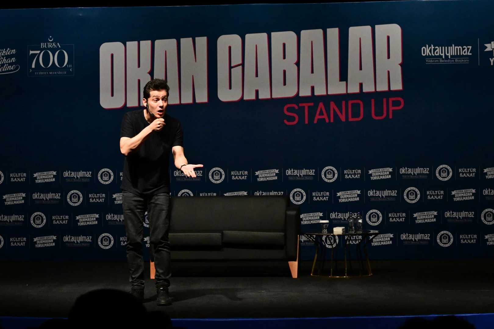 Okan Çabalar'ın Yıldırım Belediyesi sahnesindeki komedi gösterisi