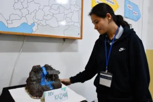 Bilecik'te liseli öğrenciler, geri dönüşüm malzemeleri kullanarak yaptıkları 3 boyutlu coğrafi şekil maketlerini sergiliyor.