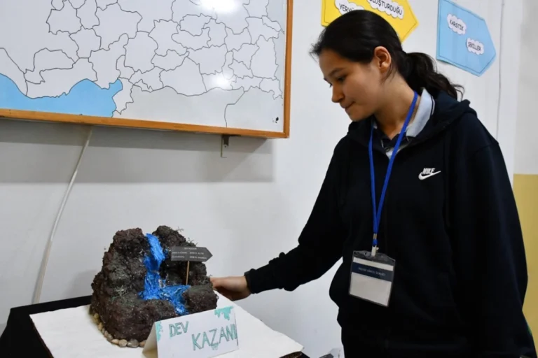 Bilecik'te liseli öğrenciler, geri dönüşüm malzemeleri kullanarak yaptıkları 3 boyutlu coğrafi şekil maketlerini sergiliyor.