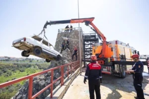 İzmir İtfaiyesi 'Head Fire Project' eğitim programı kapsamında zorlu tatbikatlar gerçekleştiriyor.