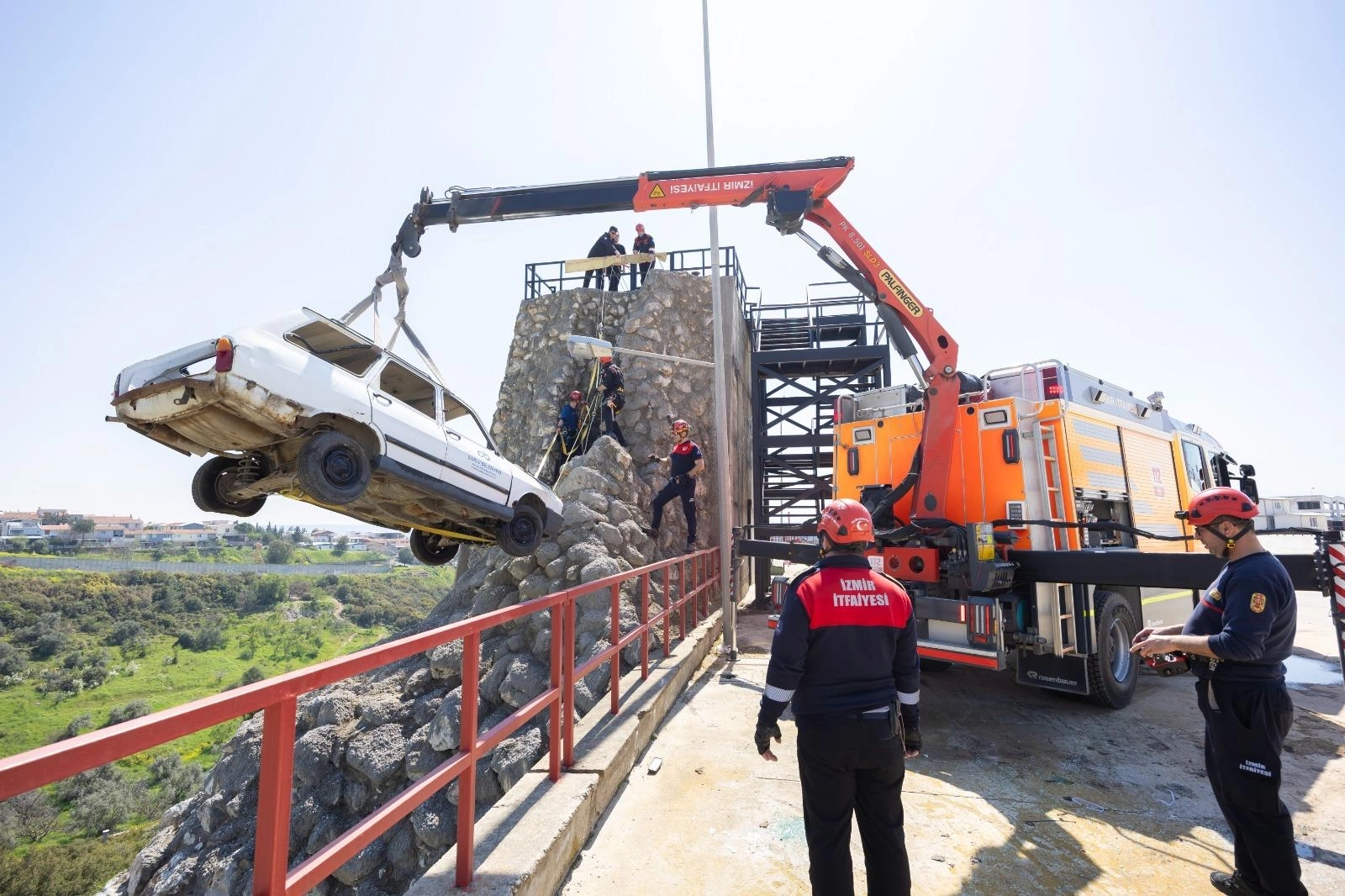 İzmir İtfaiyesi 'Head Fire Project' eğitim programı kapsamında zorlu tatbikatlar gerçekleştiriyor.