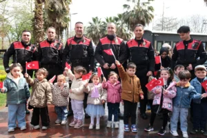 Kocaeli'de minik çocuklar, Polis Haftası kapsamında Yunus polisleriyle bir araya geldi.