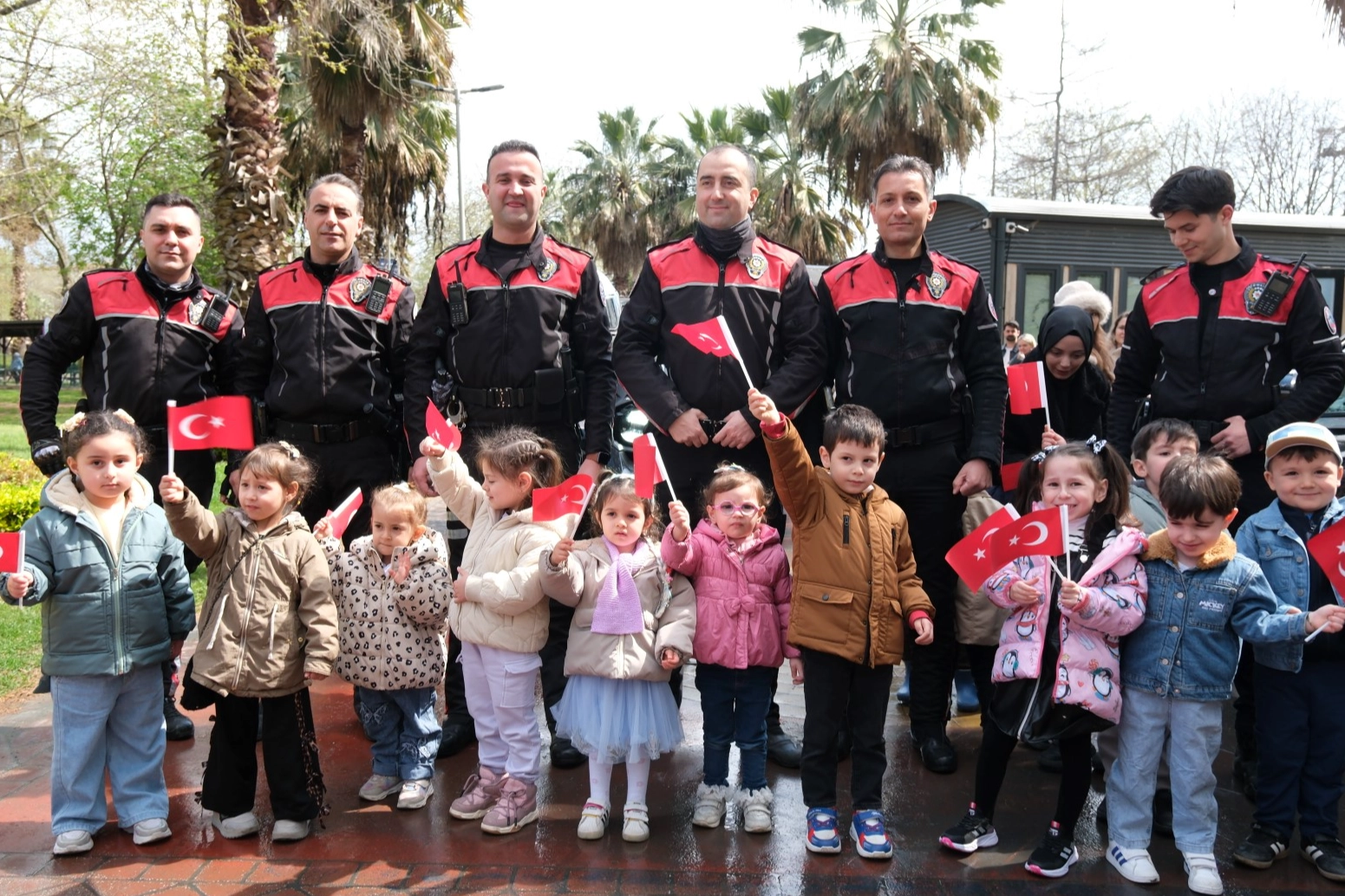 Kocaeli'de minik çocuklar, Polis Haftası kapsamında Yunus polisleriyle bir araya geldi.