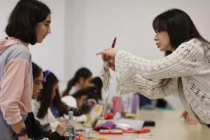 İzmir'de düzenlenen resimli kitap atölyesine katılan çocukların gururlu anları