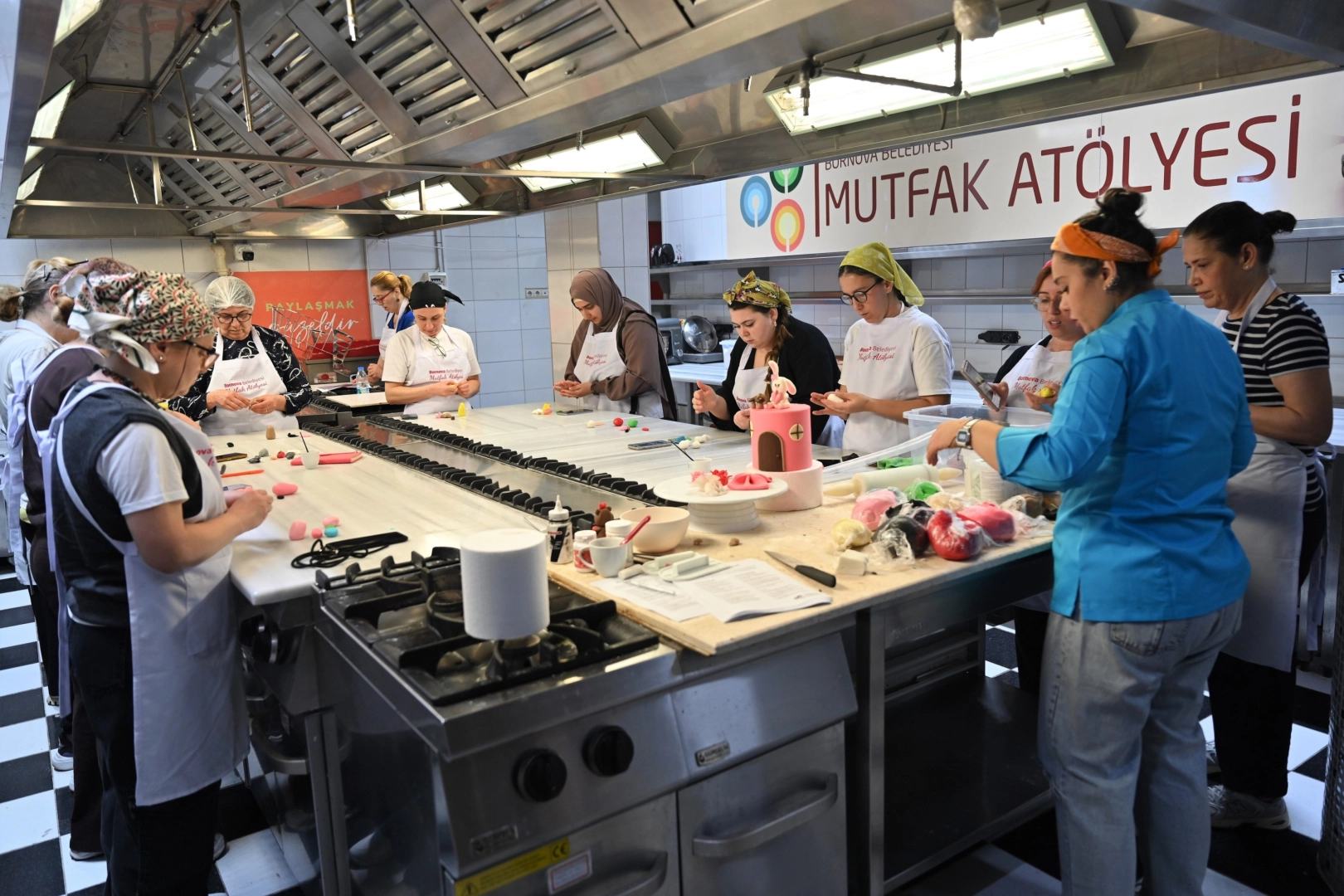 Bornova Belediyesi mutfak atölyelerinde pasta ve makarna yapımı eğitimi alan kursiyerler