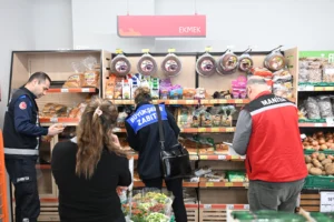 Manisa Büyükşehir Belediyesi zabıta ekipleri marketlerde gıda denetimi yapıyor