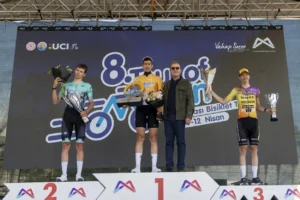 Tour of Mersin Uluslararası Bisiklet Turu'nun bitiş çizgisinde sporcular ve ödül töreni