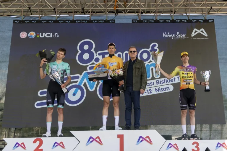 Tour of Mersin Uluslararası Bisiklet Turu'nun bitiş çizgisinde sporcular ve ödül töreni