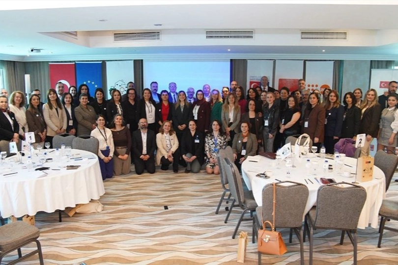 Denizli Büyükşehir Belediyesi'nin kadın dostu kentler vizyonunu paylaştığı çalıştaya katılan temsilciler