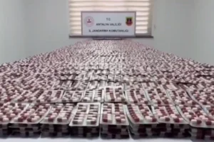 Antalya'da düzenlenen uyuşturucu operasyonunda ele geçirilen sentetik ecza hapları ve tutuklanan şüpheliler