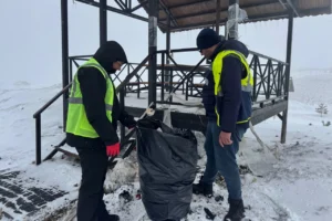Kayseri Büyükşehir Belediyesi ekipleri Erciyes'in doğal alanlarında temizlik yapıyor