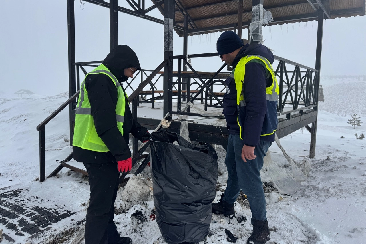 Kayseri Büyükşehir Belediyesi ekipleri Erciyes'in doğal alanlarında temizlik yapıyor