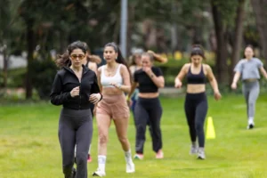 İzmir Kültürpark'ta açılan yeni ücretsiz spor istasyonunu gösteren kapak görseli.