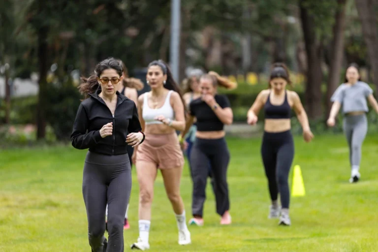 İzmir Kültürpark'ta açılan yeni ücretsiz spor istasyonunu gösteren kapak görseli.