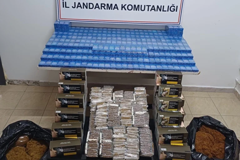 Bursa İnegöl'de jandarma ekiplerinin kaçak sigara ve tütün operasyonunda ele geçirilen malzemeler