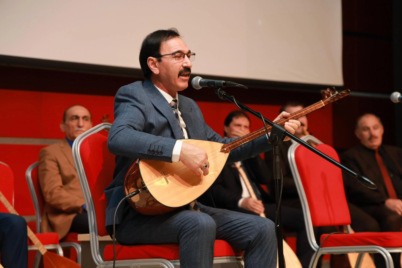 Gebze Aşıklar Gecesi etkinliğine katılan vatandaşlar ve sahnedeki aşıklar