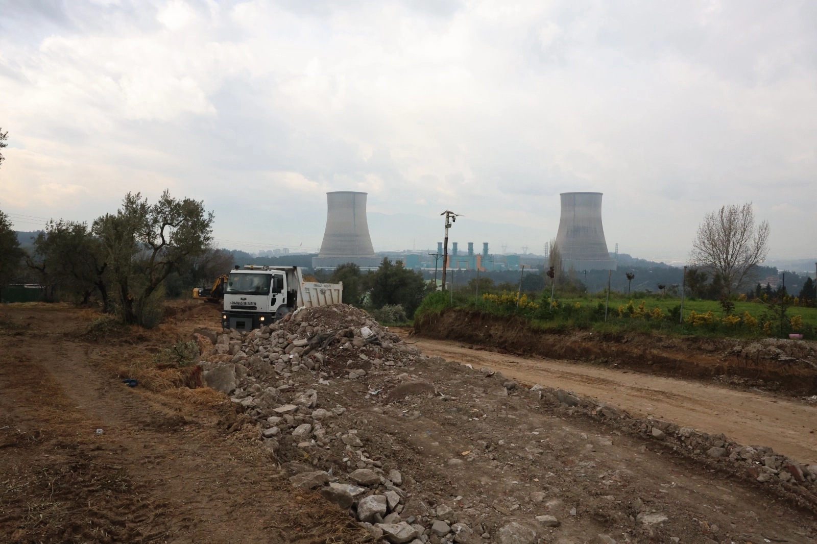 Osmangazi Belediyesi'nin Karabalçık Mahallesi'nde başlattığı yeni yol çalışmaları