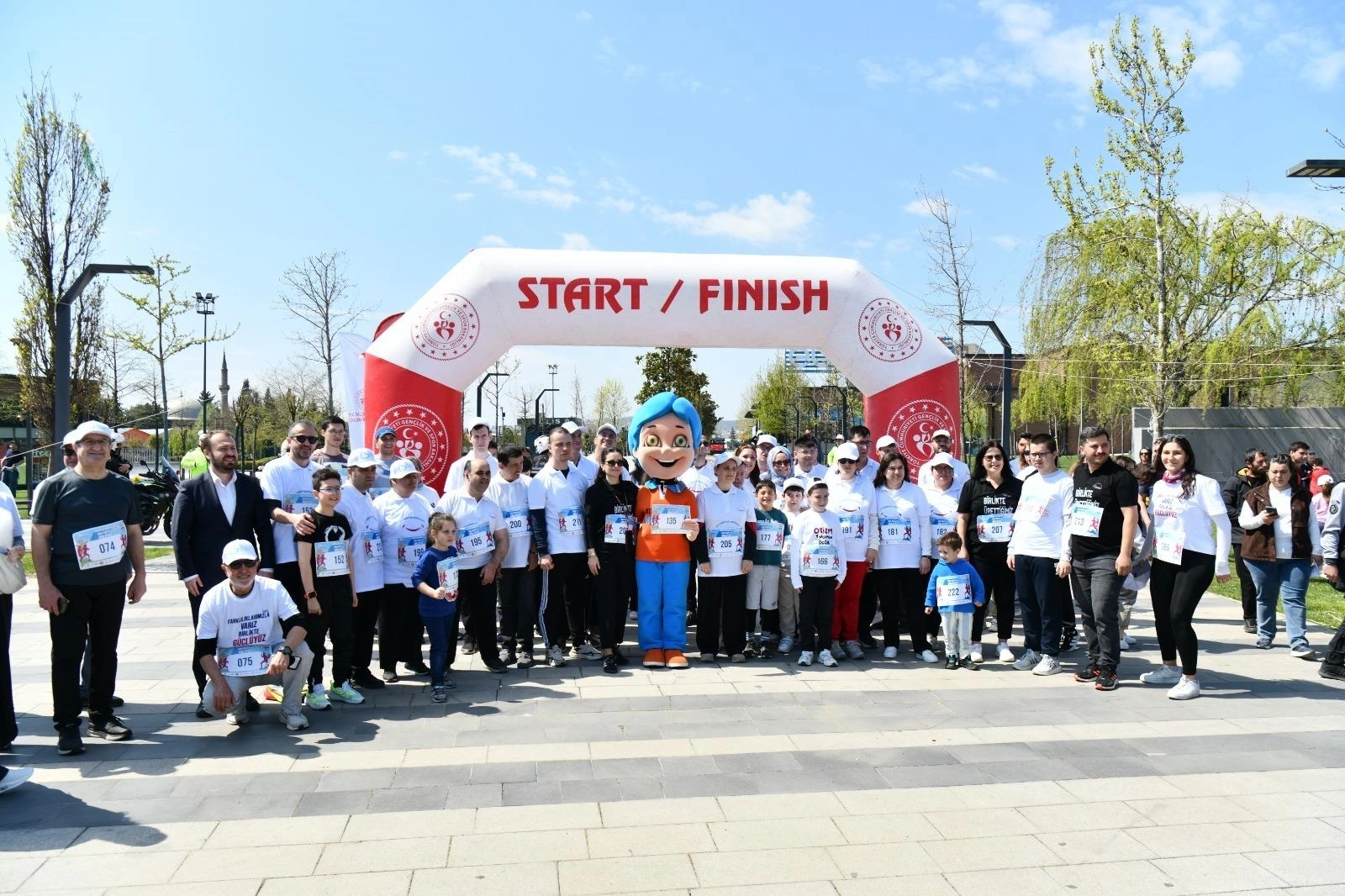 Balıkesir'de otizm farkındalığı için düzenlenen koşu etkinliği