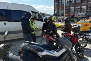 Düzce'de trafik polisleri motosiklet denetimi yapıyor