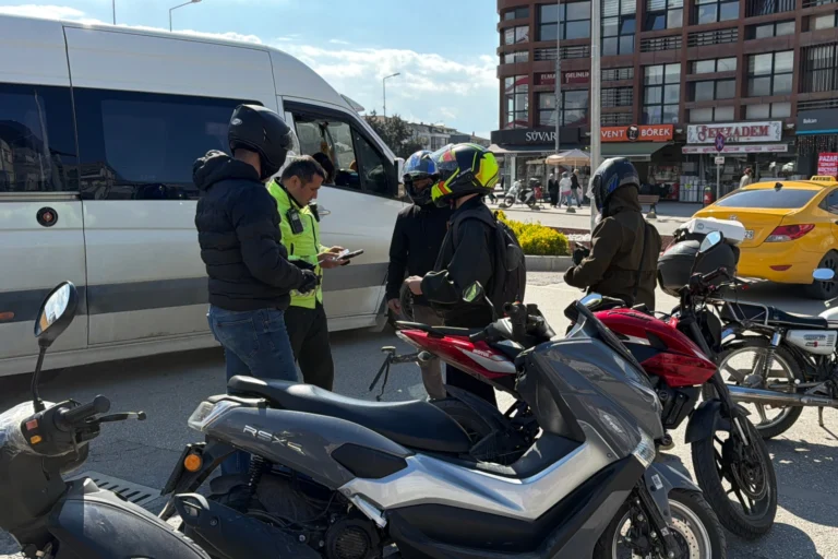 Düzce'de trafik polisleri motosiklet denetimi yapıyor