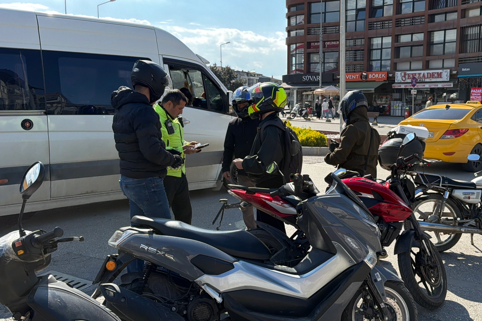Düzce'de trafik polisleri motosiklet denetimi yapıyor