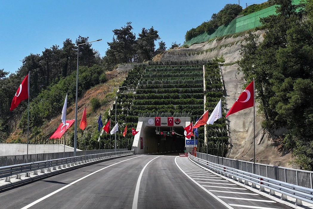 Bakan Abdulkadir Uraloğlu, Bursa'daki Doğancı Tüneli'nin hizmete girdiğini duyurdu.