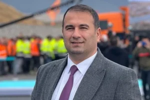 Ağrı'da halk oyunları turnuvasında birinci olan Ağrı Spor Lisesi öğrencileri ve Halk Eğitim Merkezi ekibi