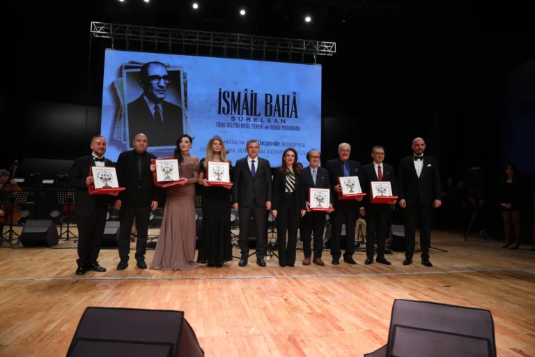 Zekai Tunca'ya İsmail Baha Sürelsan Yaşam Boyu Onur Ödülü takdim ediliyor