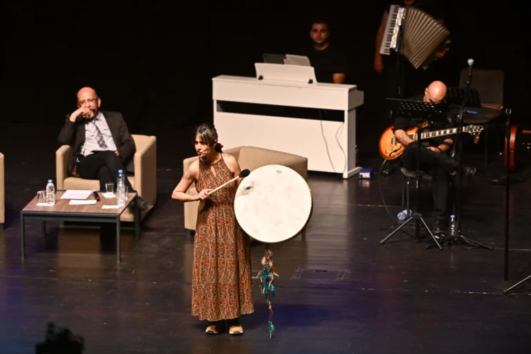 Muratpaşa'da düzenlenen şiir ve müzik akşamı