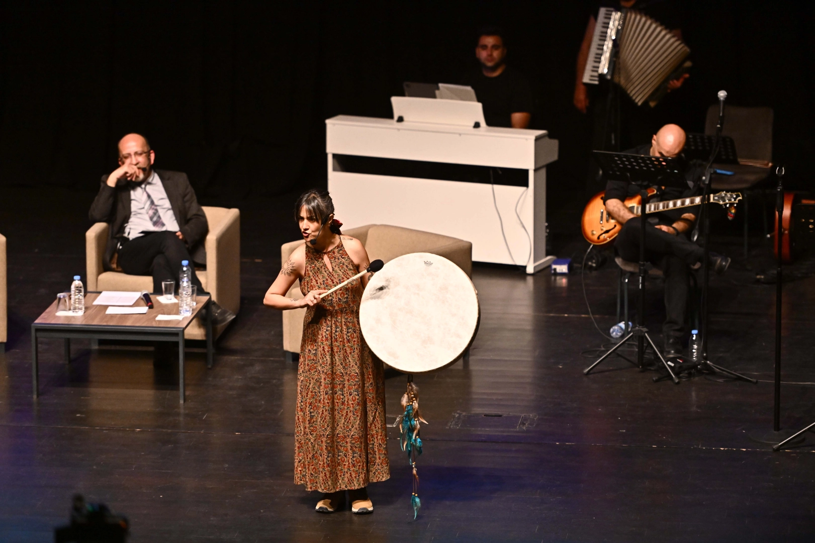 Muratpaşa'da düzenlenen şiir ve müzik akşamı