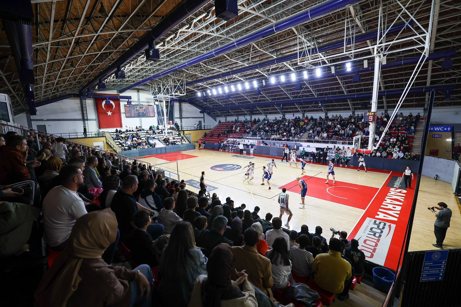 Sakarya Büyükşehir Basketbol takımı oyuncuları sahada mücadele ederken