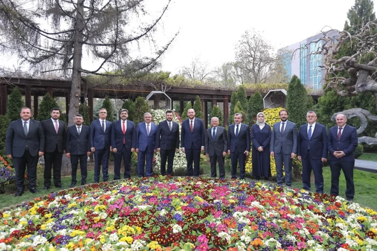 AK Parti Genel Başkan Yardımcısı Ahmet Büyükgümüş, Kayseri Büyükşehir Belediye Başkanı Memduh Büyükkılıç ile bir araya geldi.